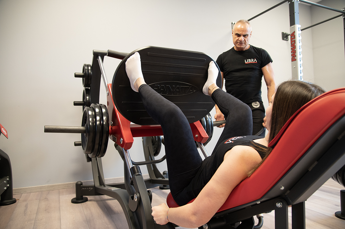 Leg press eseguita con assistenza tecnica a Libra Fitness House